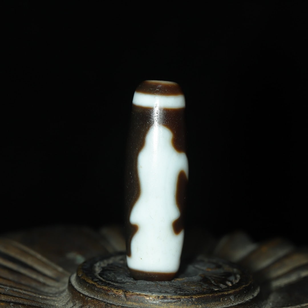 An Exquisite Dzi Bead Pendant: An Exquisite Dzi Bead Pendant，Size：36mmx11mm，Weight：7g 天珠挂件