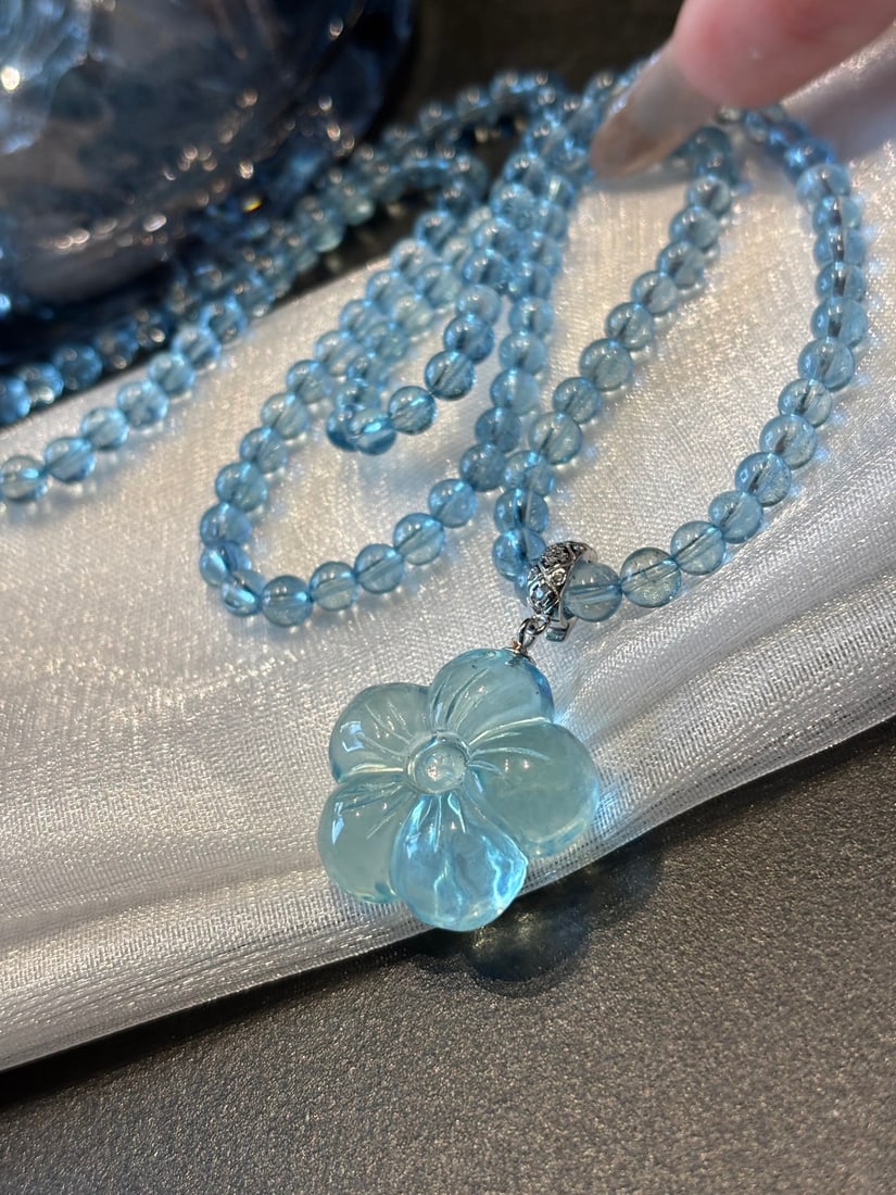 An Exquisite Aquamarine Flower Pendant: An Exquisite Aquamarine Flower Pendant,Size:4.6mm,Weight:22.8g 海蓝宝花朵吊坠