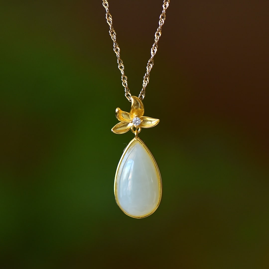 An Exquisite Sterling Silver-Gold Plated Inlaid White Jade Pendant: An Exquisite Sterling Silver-Gold Plated Inlaid White Jade Pendant,Size:10mmx18mm 纯银镀金镶白玉吊坠