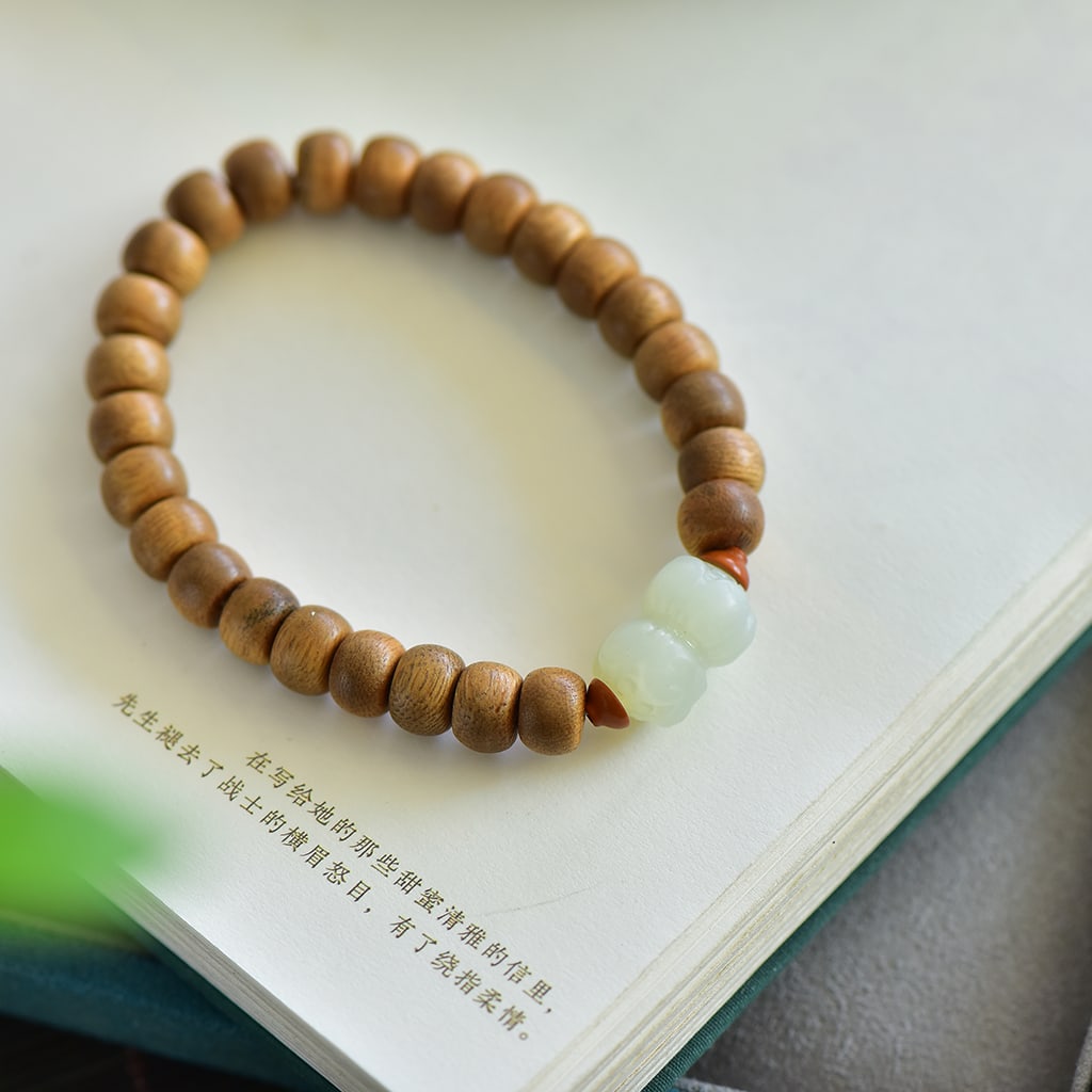 An Exquisite White Jade Eaglewood Bracelets: An Exquisite White Jade Eaglewood Bracelets,Size:12mmx18mm 寓意:花开并蒂.好运连连『沉香的味道馥