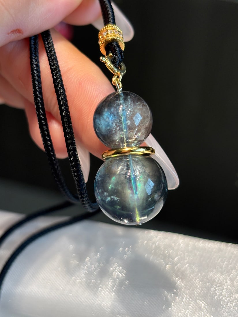 An Exquisite Aquamarine Pendant: An Exquisite Aquamarine Pendant,Size:29.5mmx16.3mm,Total Weight:12.9g 海蓝宝吊坠