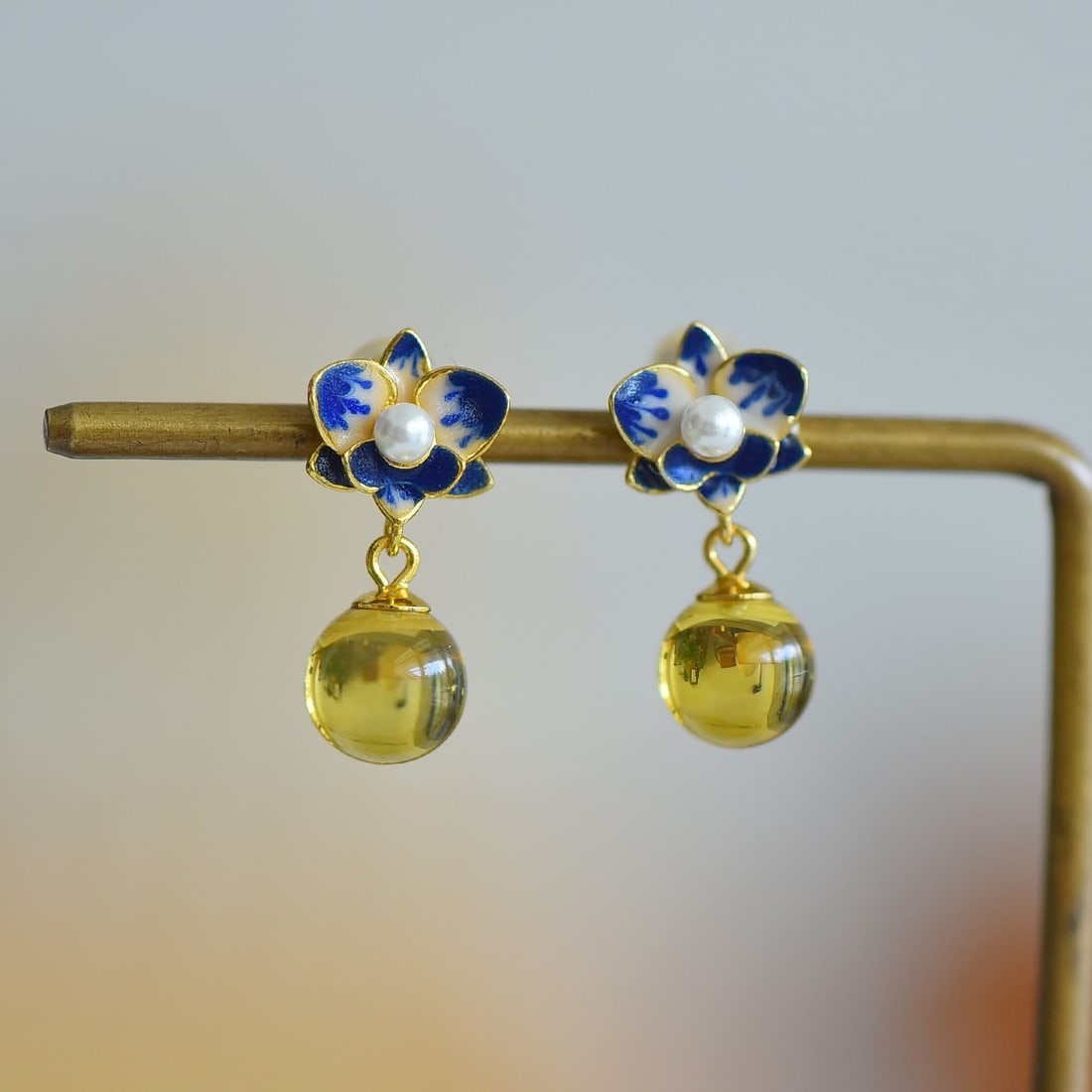 A Pair of Exquisite Sterling Silver-Gold Plated Inlaid Amber Earrings,Inlaid Pearls: A Pair of Exquisite Sterling Silver-Gold Plated Inlaid Amber Earrings,Inlaid Pearls,Size:8mmx8mm 