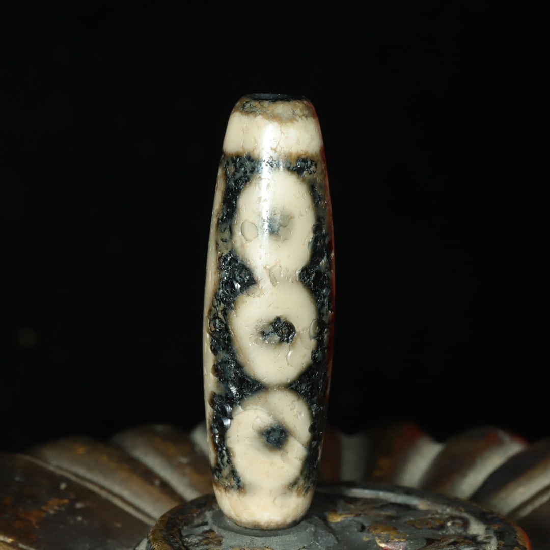 An Exquisite Five Eyes Dzi Bead Pendant: An Exquisite Five Eyes Dzi Bead Pendant，Size：36mmx10mm，Weight：5g 五眼天珠挂件