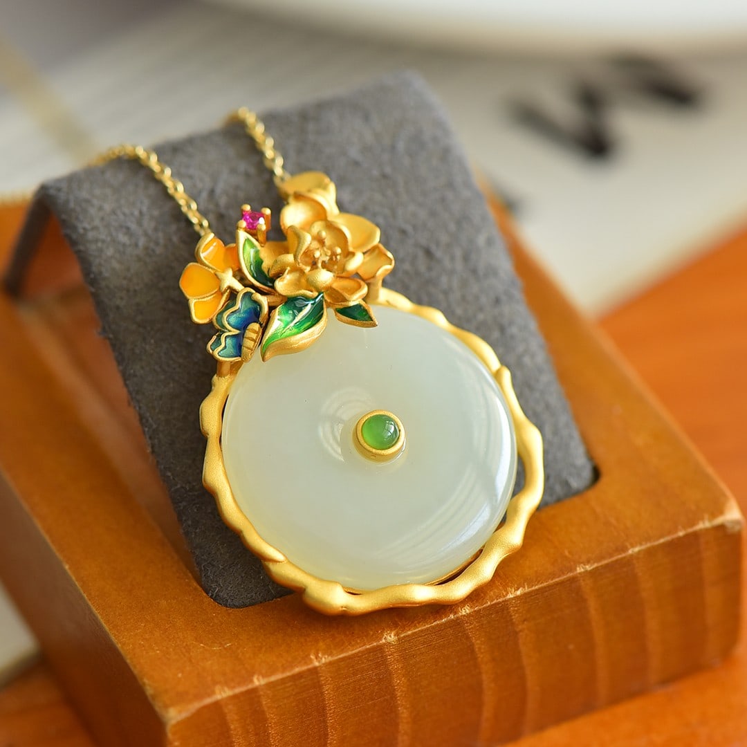 An Exquisite Sterling Silver-Gold Plated Inlaid White Jade Enamel Pendant: Sterling Silver-Gold Plated Inlaid White Jade Enamel Pendant , Size :25mmx25mm 纯银镀金镶白玉珐琅吊坠,尺寸:25mmx25mm