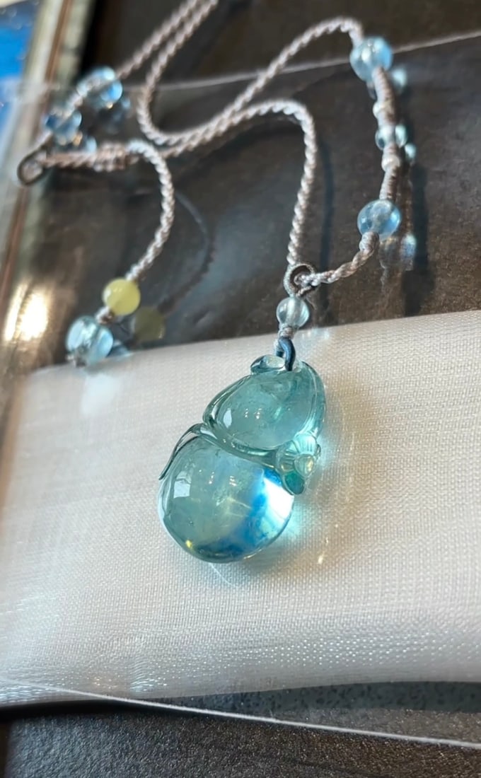 An Exquisite Aquamarine Gourd Pendant: An Exquisite Aquamarine Gourd Pendant,Size:26mmx17mmx11mm,Total Weight:8.3g 海蓝宝葫芦吊坠