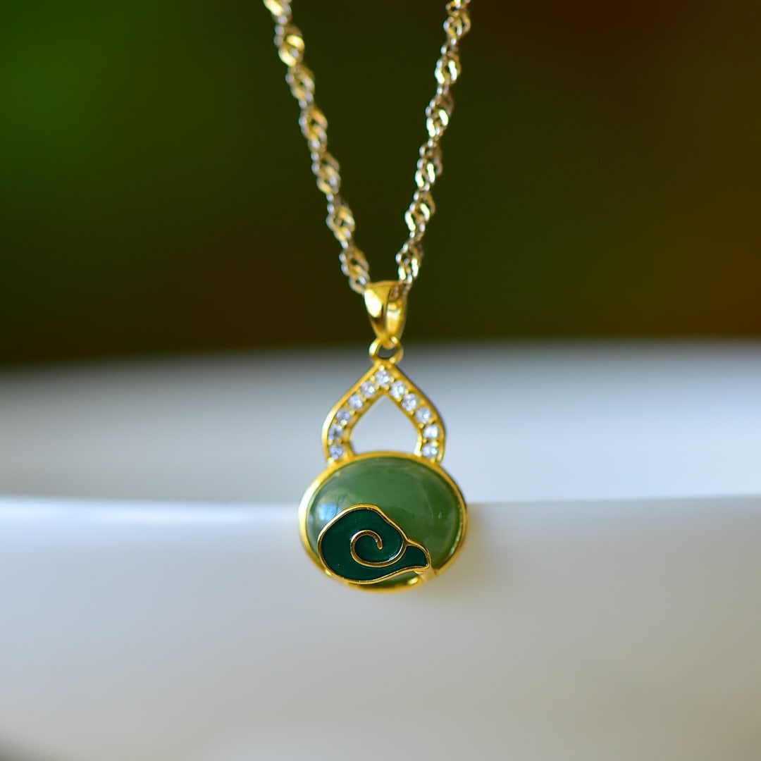 An Exquisite Sterling Silver-Gold Plated Inlaid White Jade Pendant: An Exquisite Sterling Silver-Gold Plated Inlaid White Jade Pendant,Size:8mmx10mm 纯银镀金镶白玉吊坠