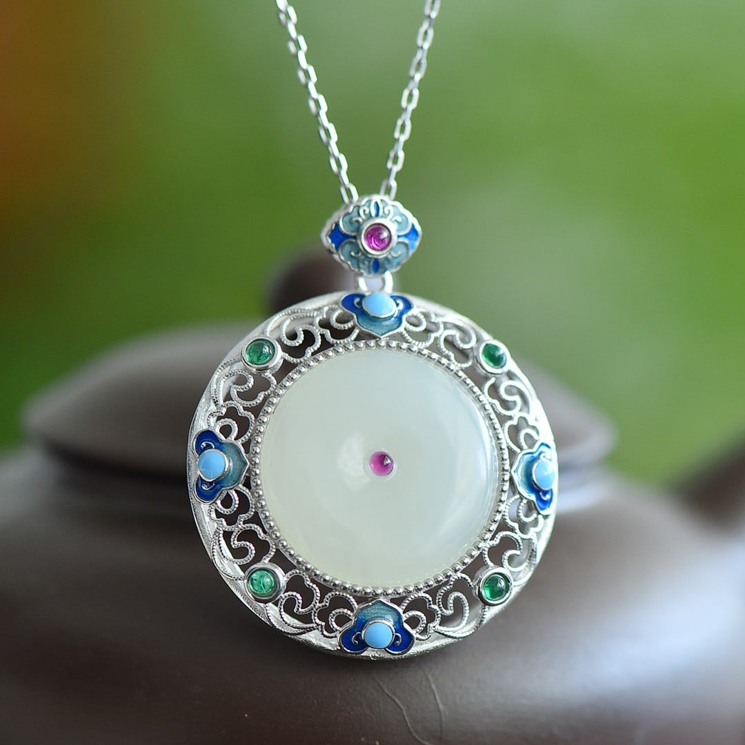 An Exquisite Sterling Silver Inlaid White Jade Pendant,Inlaid Gems: An Exquisite Sterling Silver Inlaid White Jade Pendant,Inlaid Gems 纯银镶白玉吊坠，嵌宝石