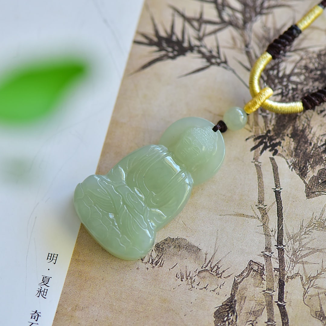 An Exquisite White Jade Avalokitesvara Pendant: An Exquisite White Jade Avalokitesvara Pendant,Size:41mmx25mm 寓意:吉祥 白玉观音像吊坠