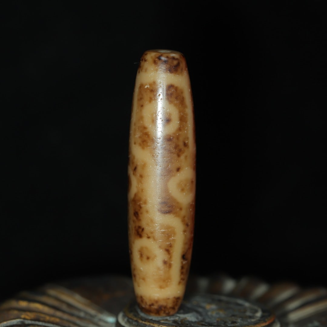 An Exquisite Nine Eyes Dzi Bead Pendant: An Exquisite Nine Eyes Dzi Bead Pendant，Size：54mmx14mm，Weight：17g 九眼天珠挂件