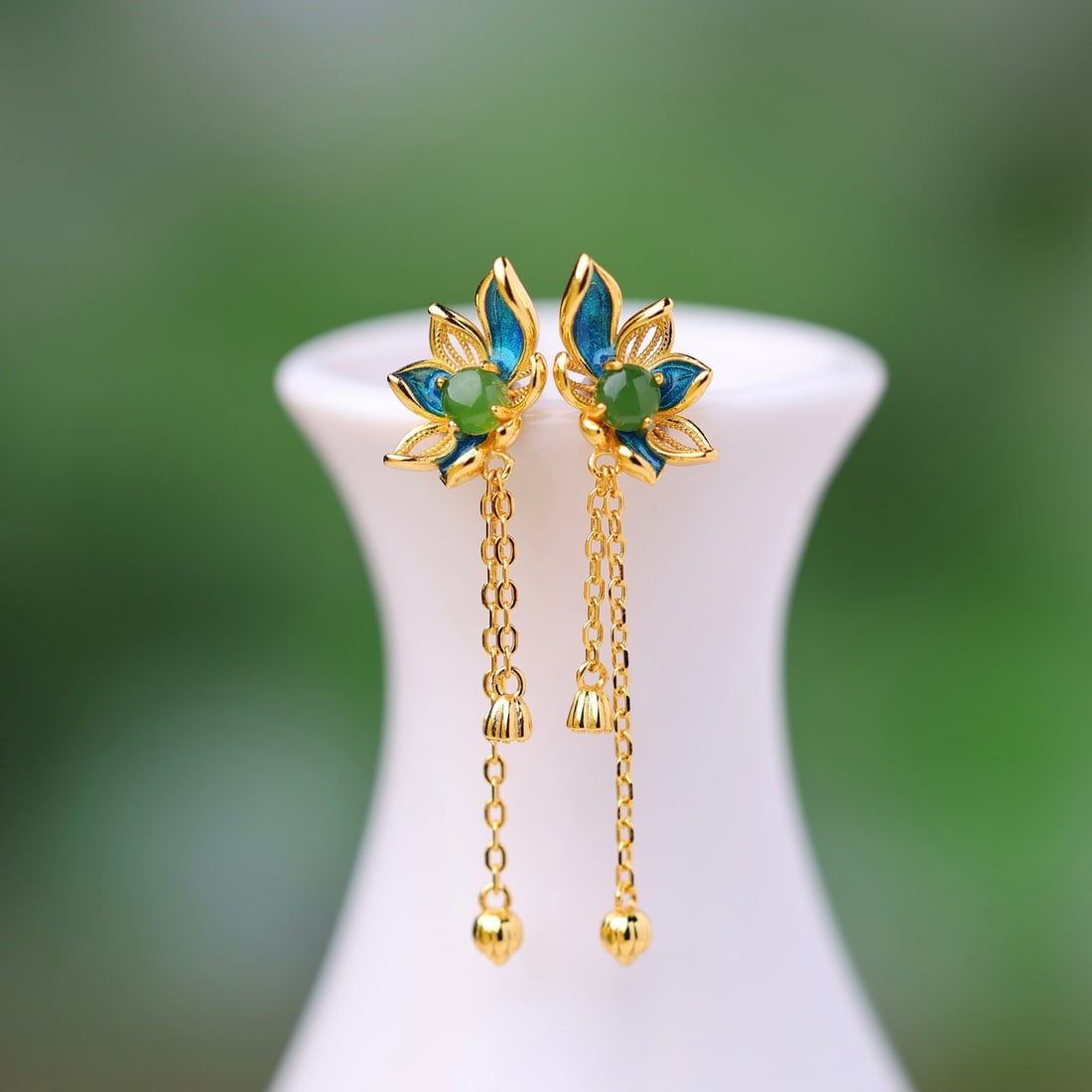 A Pair of Exquisite Sterling Silver-Gold Plated Inlaid Jasper Enamel Earrings: A Pair of Exquisite Sterling Silver-Gold Plated Inlaid Jasper Enamel Earrings,Size:4mmx4mm 一对纯银镀金镶碧玉珐琅耳环