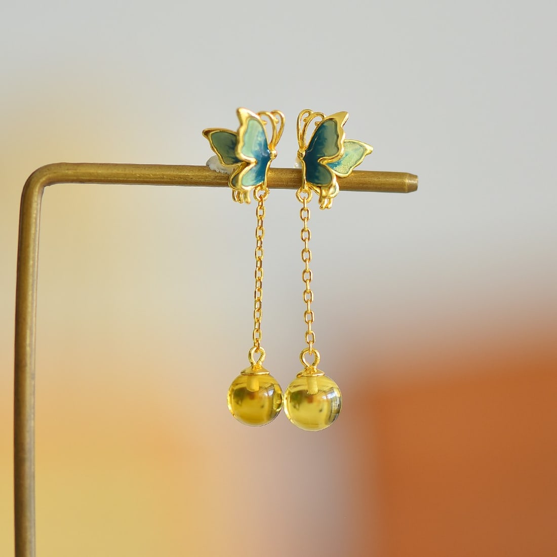 A Pair of Exquisite Sterling Silver-Gold Plated Inlaid Amber Enamel Earrings: A Pair of Exquisite Sterling Silver-Gold Plated Inlaid Amber Enamel Earrings,Size:8mmx8mm 一对纯银镀金镶琥珀珐琅耳环