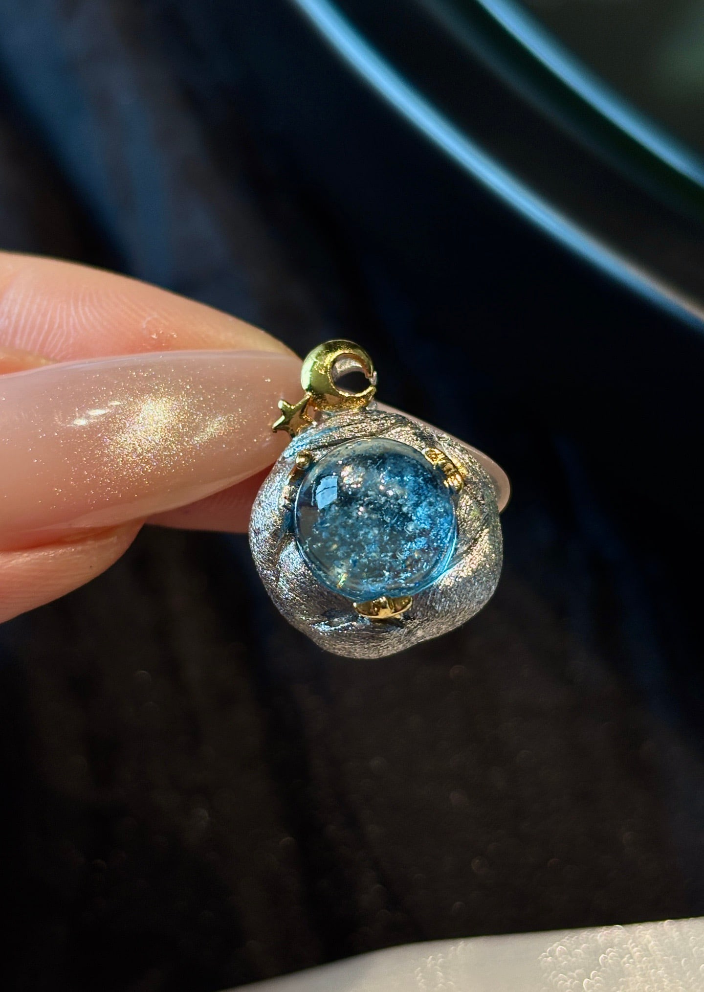 An Exquisite Sterling Silver-Gold Plated Inlaid Aquamarine Pendant: An Exquisite Sterling Silver-Gold Plated Inlaid Aquamarine Pendant,Size:21mmx16.6mm,Weight:5.2g 纯银镀金镶海蓝宝吊坠