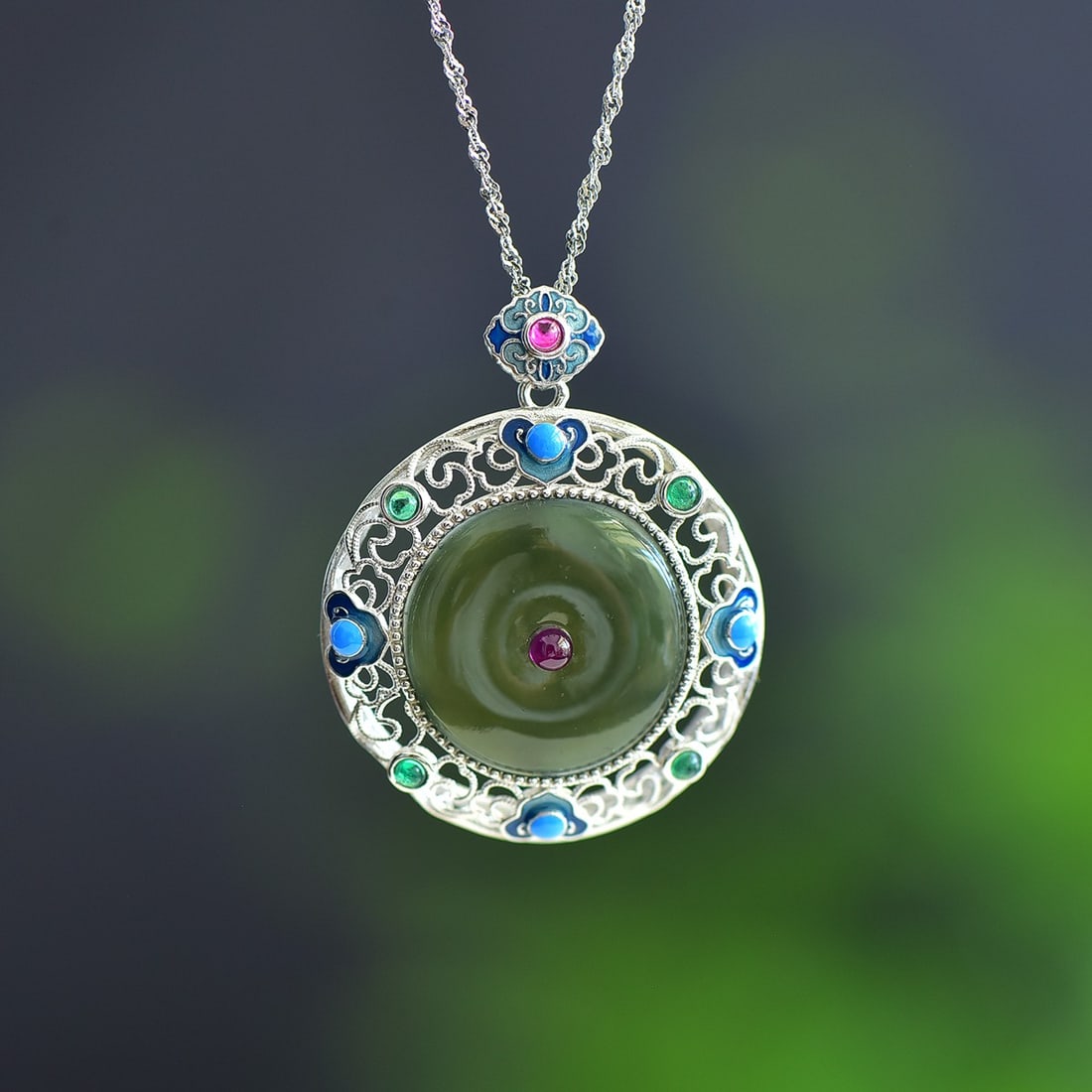 An Exquisite Sterling Silver Inlaid Greenish Jade Pendant,Inlaid Gems: An Exquisite Sterling Silver Inlaid Greenish Jade Pendant,Inlaid Gems 纯银镶青玉吊坠，嵌宝石