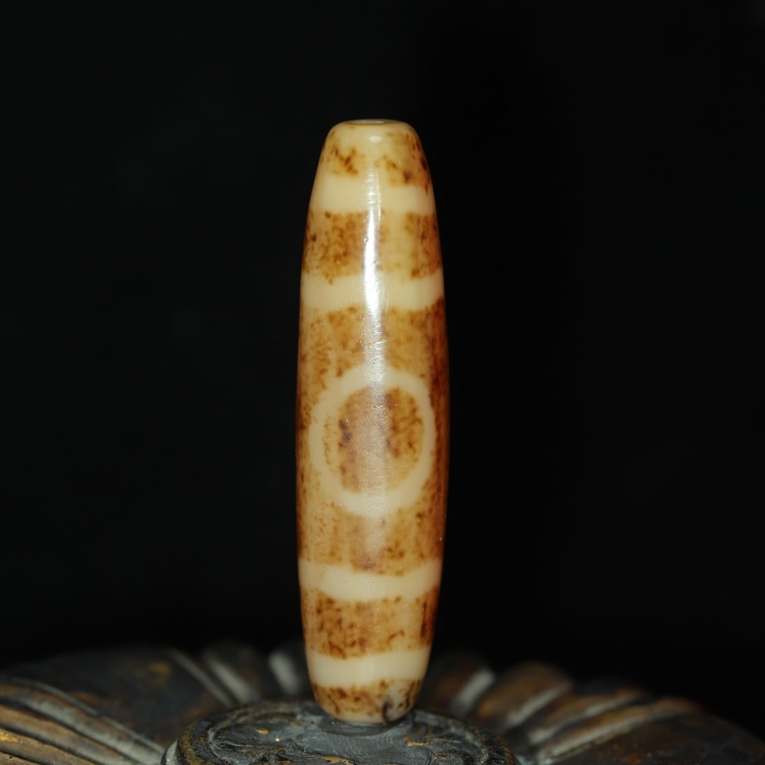 An Exquisite Three Eyes Dzi Bead Pendant: An Exquisite Three Eyes Dzi Bead Pendant，Size：57mmx14mm，Weight：19g 三眼天珠挂件