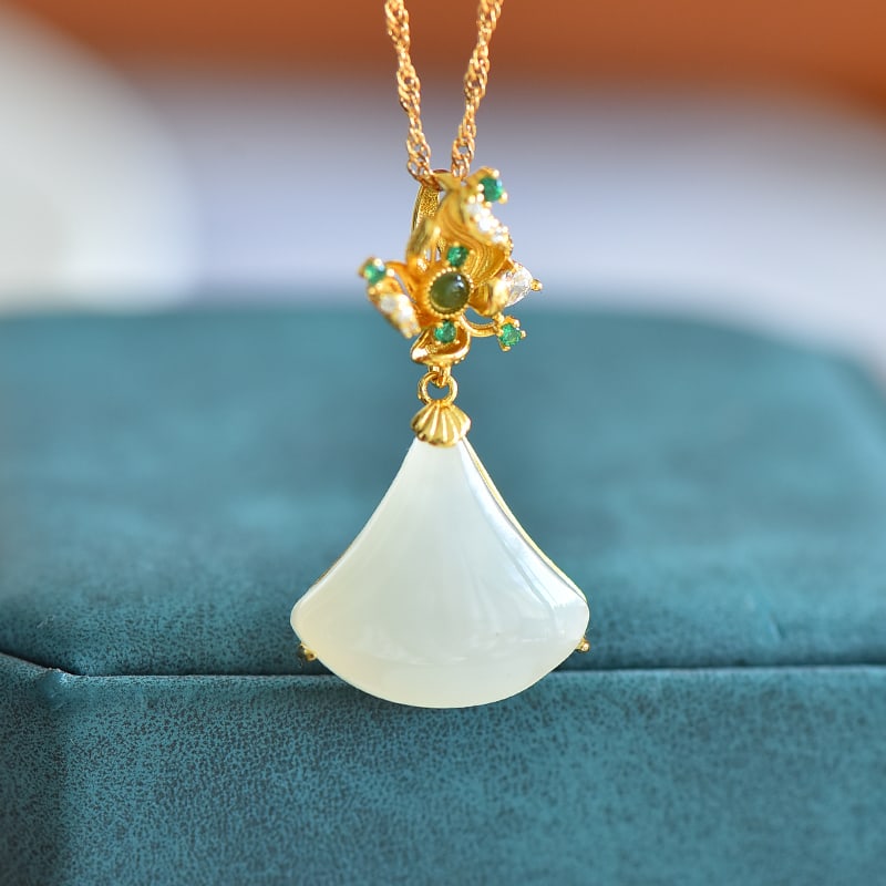 An Exquisite Sterling Silver-Gold Plated Inlaid White Jade Pendant,Inlaid Diamonds: An Exquisite Sterling Silver-Gold Plated Inlaid White Jade Pendant,Inlaid Diamonds,Size:17mmx18mm 纯银镀金镶白玉吊坠,嵌钻石
