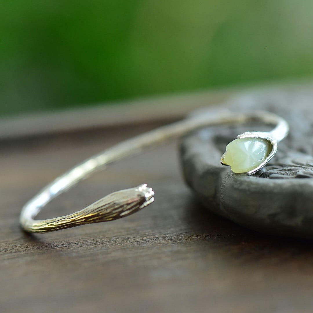 An Exquisite Sterling Silver Inlaid White Jade Bracelets: An Exquisite Sterling Silver Inlaid White Jade Bracelets 纯银镶白玉手镯