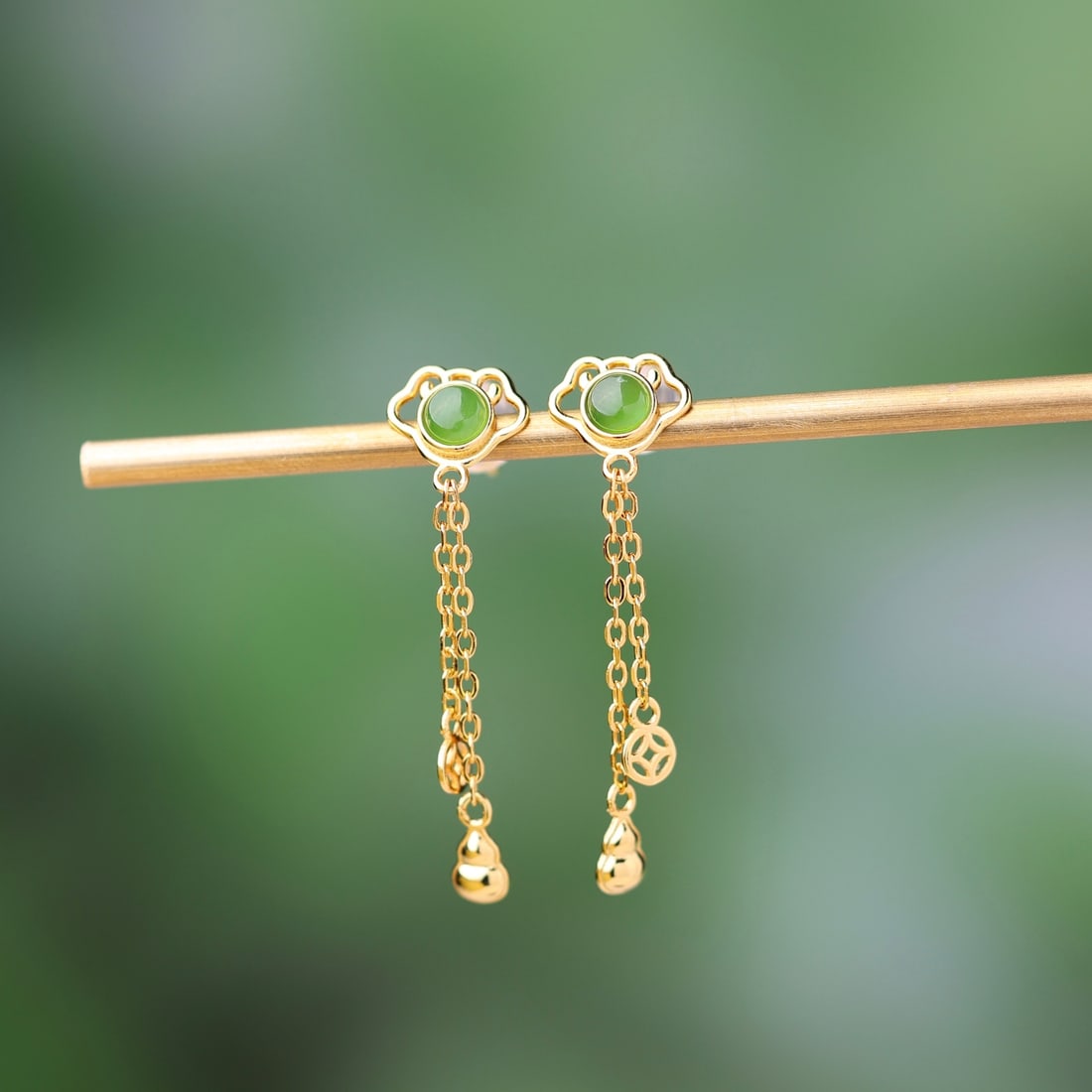 A Pair of Exquisite Sterling Silver-Gold Plated Inlaid Jasper Earrings: A Pair of Exquisite Sterling Silver-Gold Plated Inlaid Jasper Earrings,Size:5mmx5mm 一对纯银镀金镶碧玉耳环