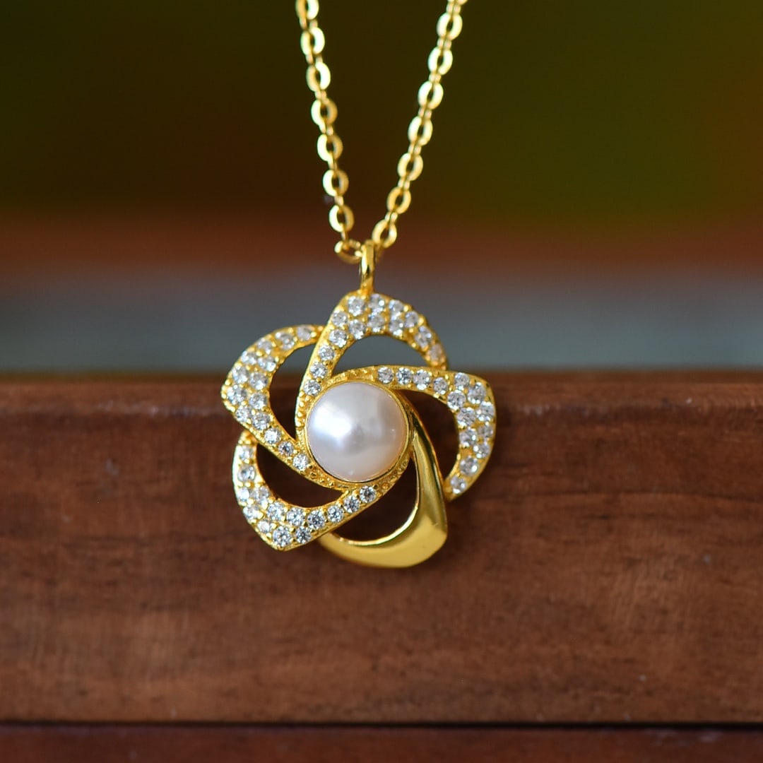 An Exquisite Sterling Silver-Gold Plated Inlaid White Jade Pendant: An Exquisite Sterling Silver-Gold Plated Inlaid White Jade Pendant, 纯银镀金镶白玉吊坠