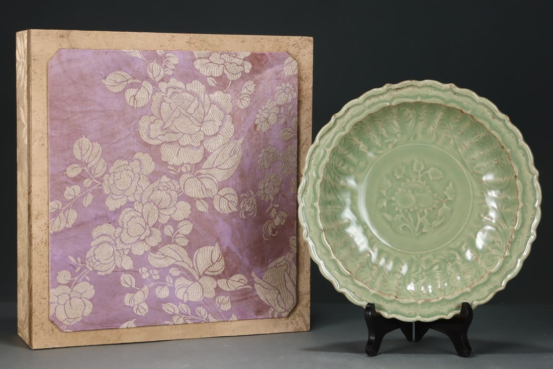 An Exquisite Longquan yao Flower Pattern Plate: An Exquisite Longquan yao Flower Pattern Plate,Yuan Dynasty, China,Size:2.4inx11in 龙泉窑花卉纹盘,中国元代