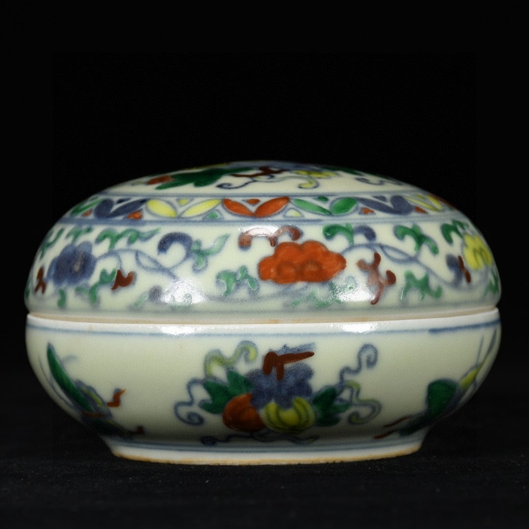 An Exquisite Doucai Flower and Fruit Pattern Cover Box (1 of 9)