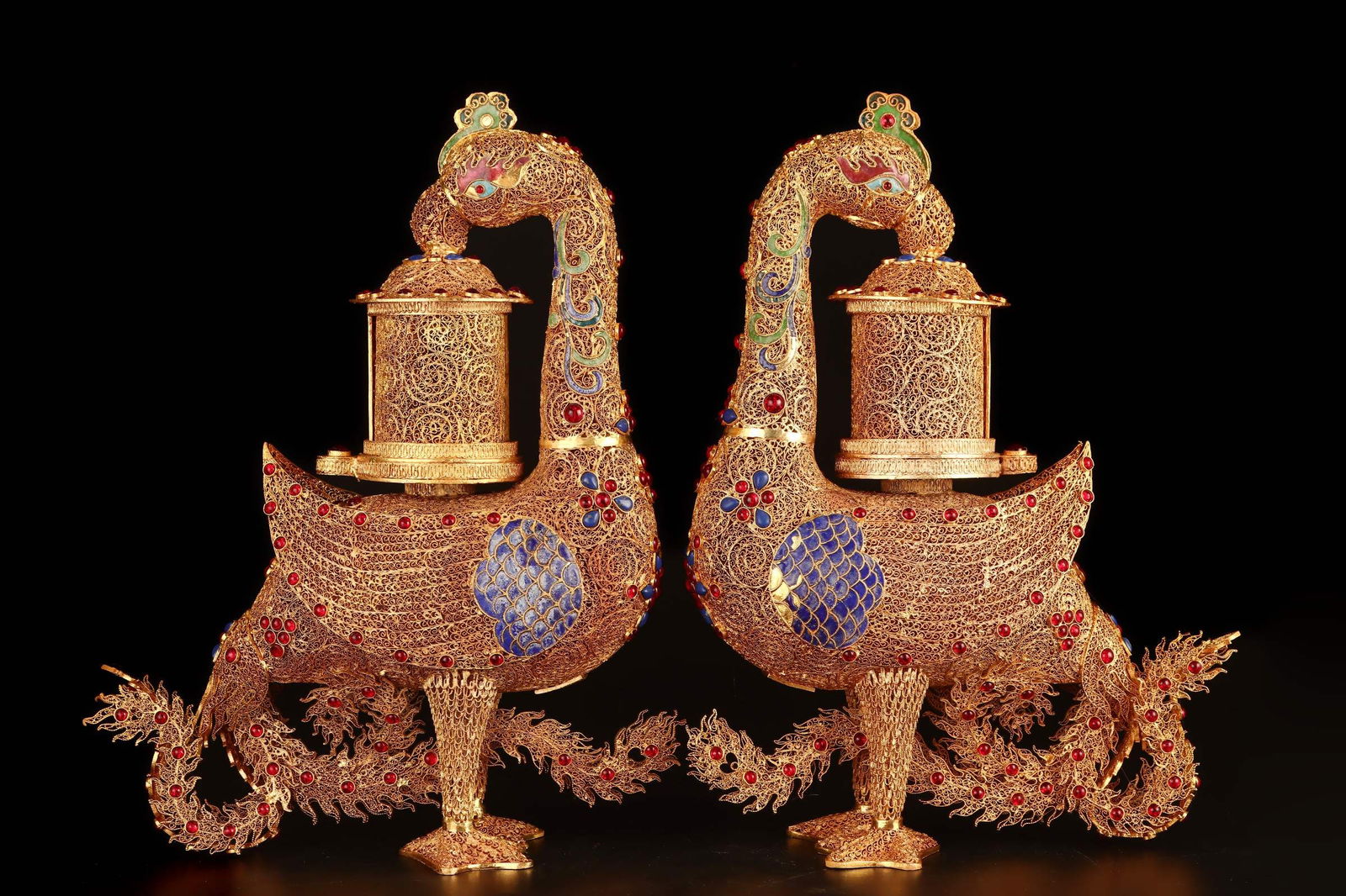 A Pair of Rare Flower silk gold-plated Inlaid Gems Phoenix Palace Lanterns: A Pair of Rare Flower silk gold-plated Inlaid Gems Phoenix Palace Lanterns,Qing Dynasty, China,Qianlong Four-character Mark,Size:12.6inx9.1in Weight:2132g 一对花丝鎏ŵ