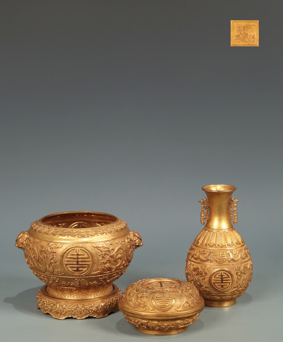 A Set of Fine Gilt Bronze Dragon Pattern Ornament: A Set of Fine Gilt Bronze Dragon Pattern Ornament,Qing Dynasty, China,Qianlong Six-character Mark,Size:(Censer)5.1inx4.1inx5.9inx6.7in,Weight:1150g,（ Vase)6.7inx3.9in,Weight:600g,(