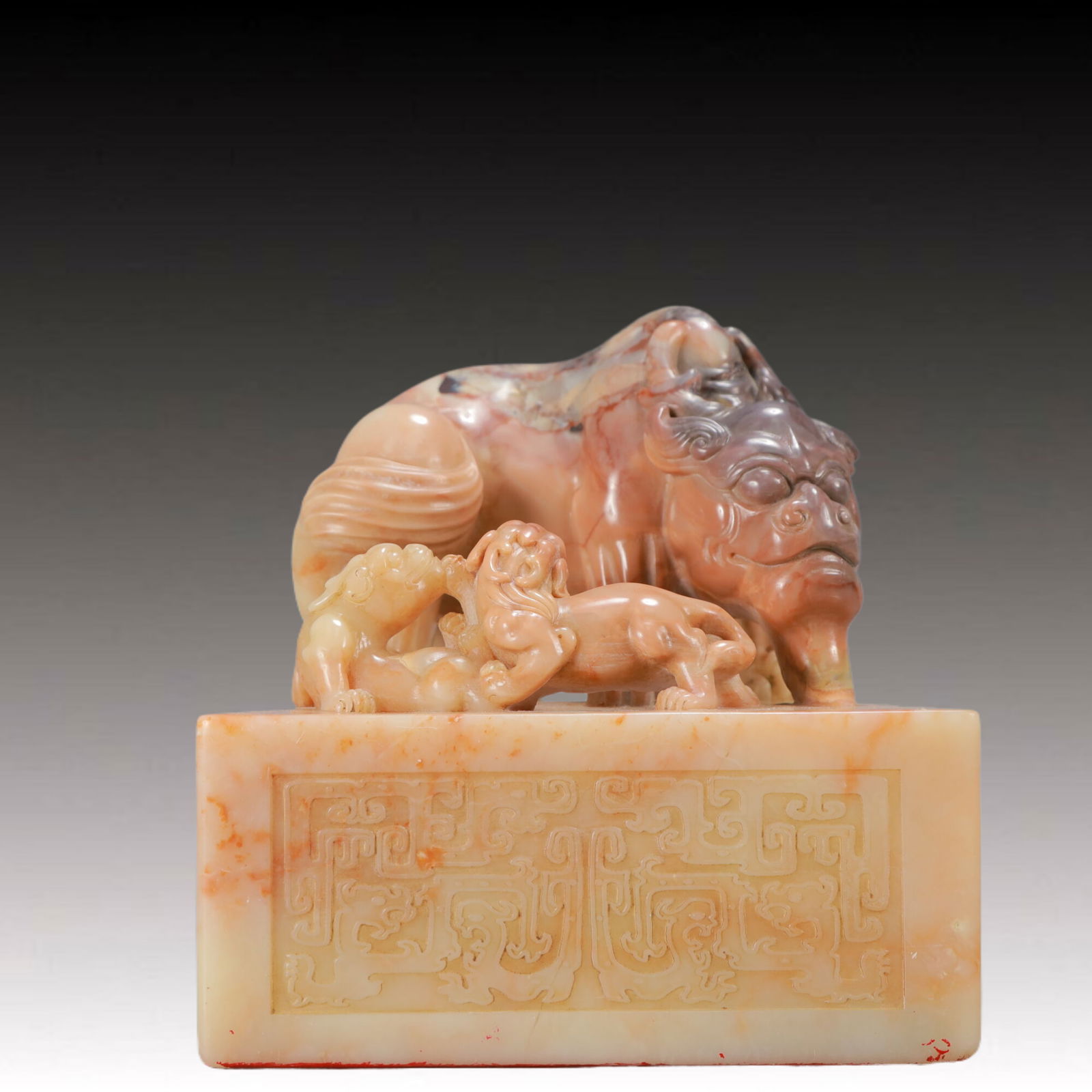 An Exquisite Shoushan Stone Auspicious Beast Seal: An Exquisite Shoushan Stone Auspicious Beast Seal,Qing Dynasty, China,Qianlong Mark,Size:6.7inx7.1in,Weight:7450g 寿山石子母兽印章,中国ę