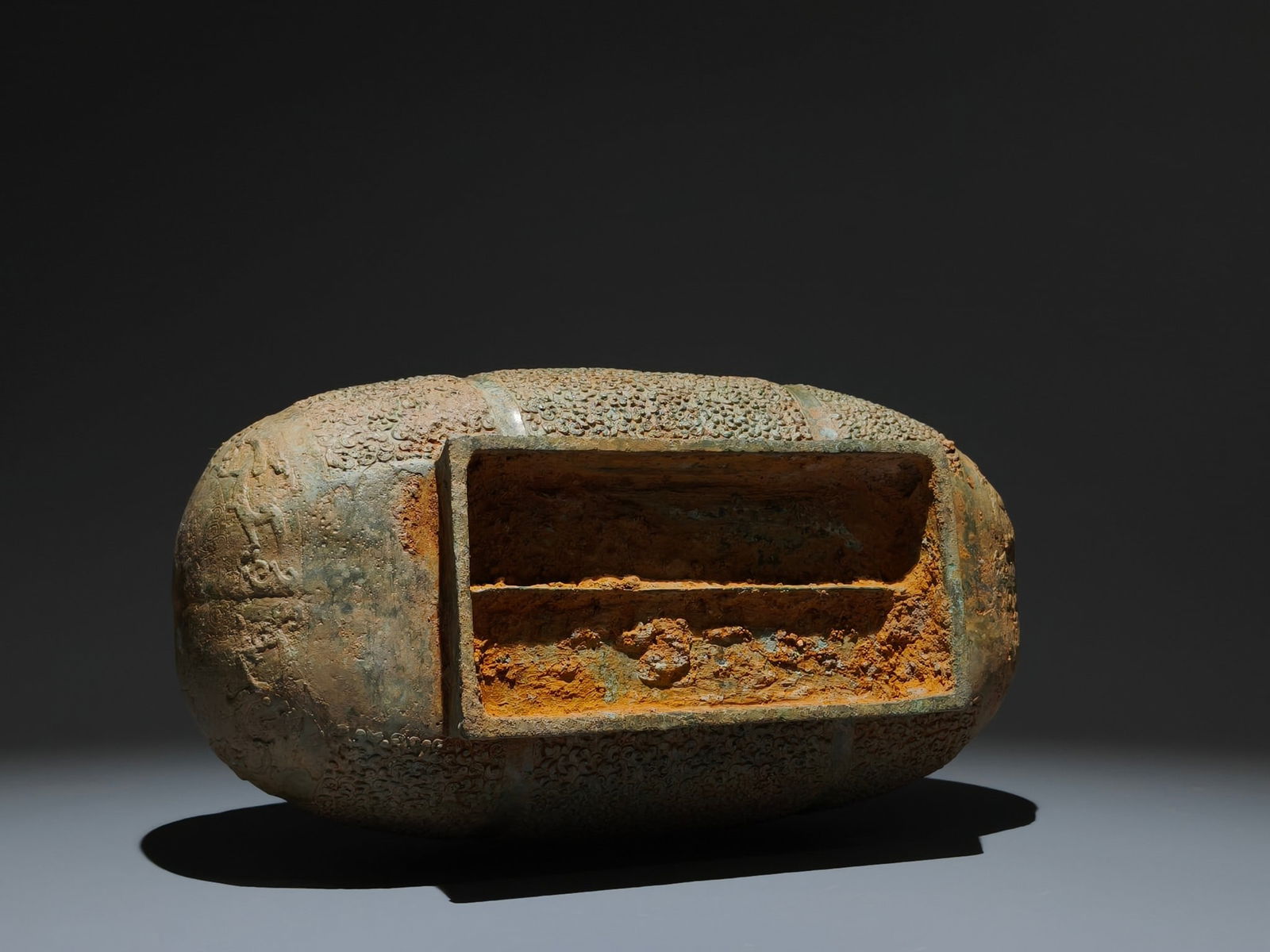 An Archaic Bronze Chi-Dragon Pattern Double-Ears Pot - 9