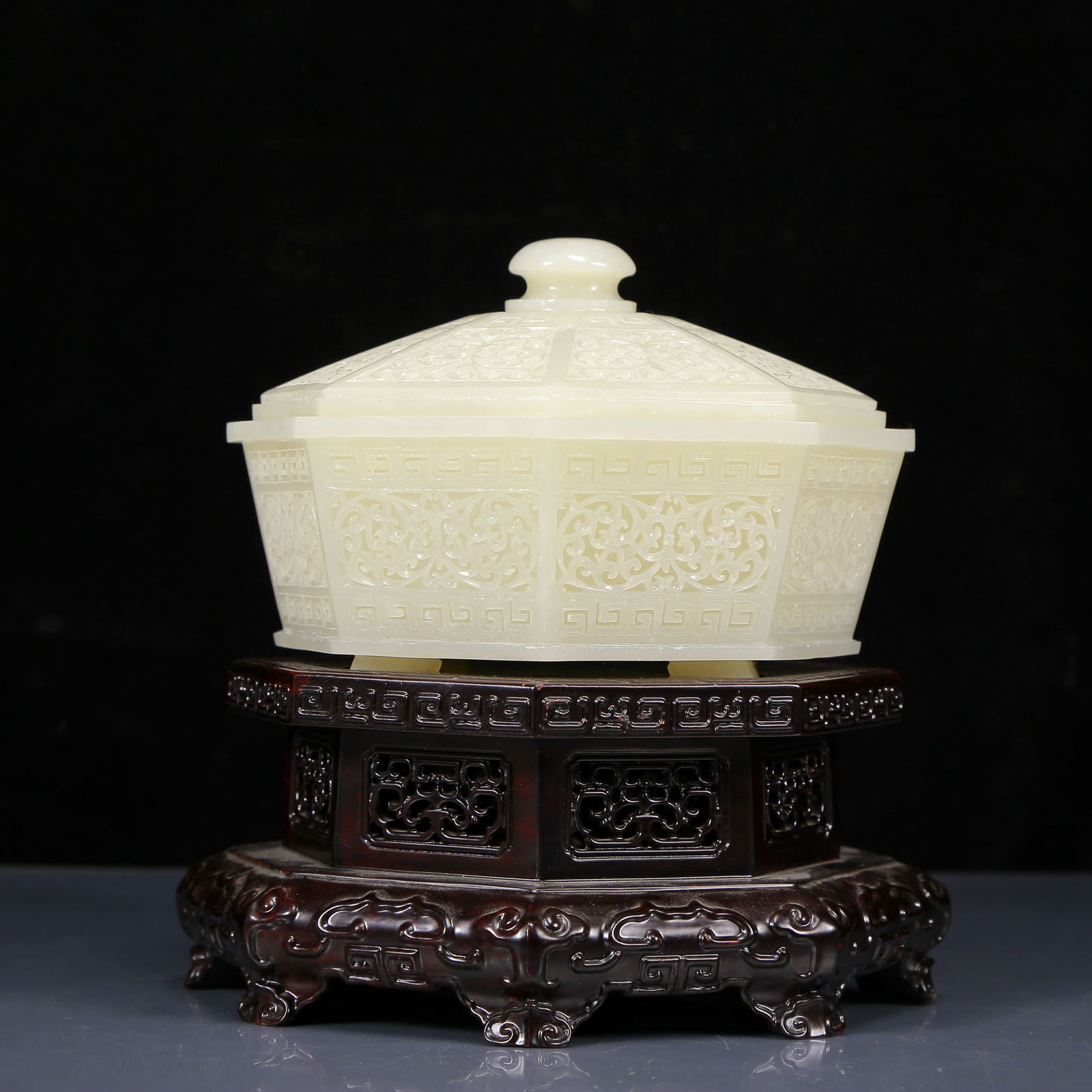 An Exquisite White Jade Flower Pattern Box with Base (1 of 7)