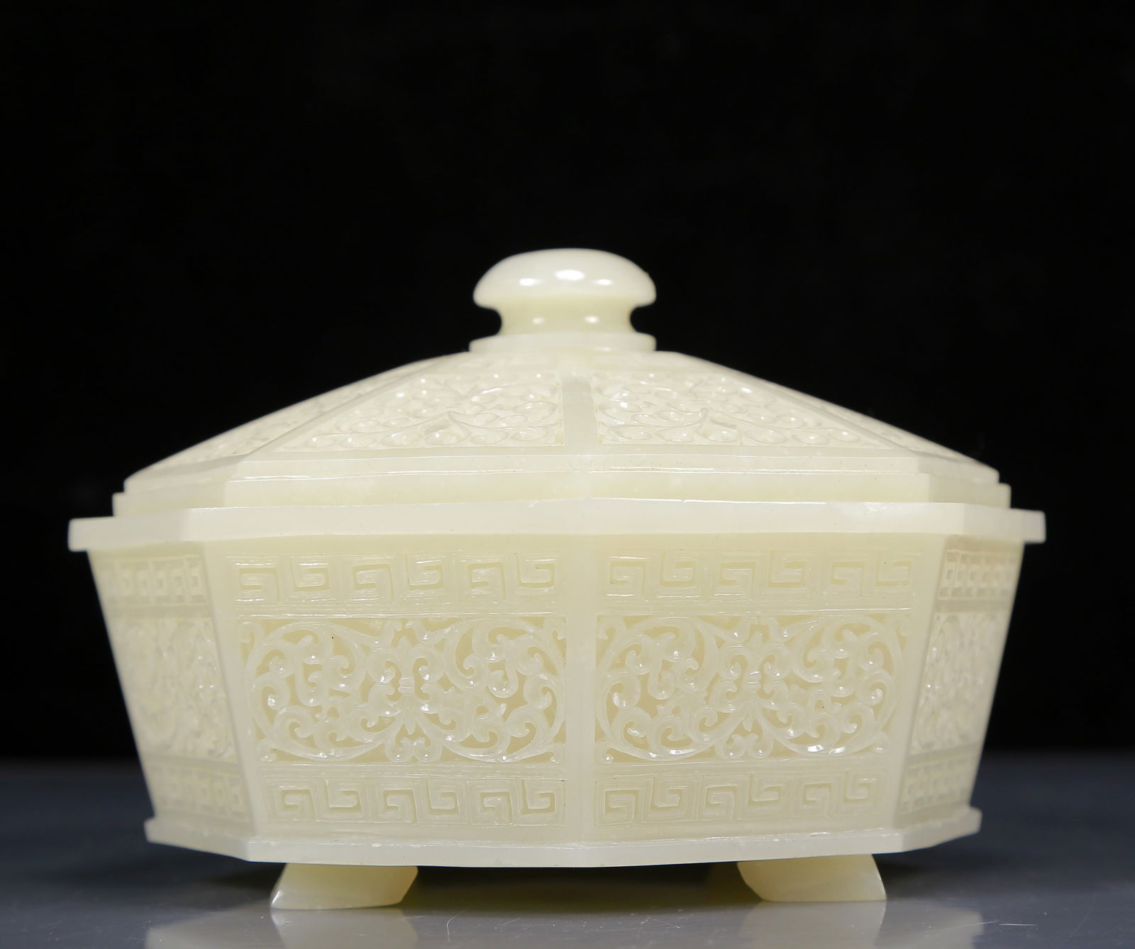 An Exquisite White Jade Flower Pattern Box with Base - 3