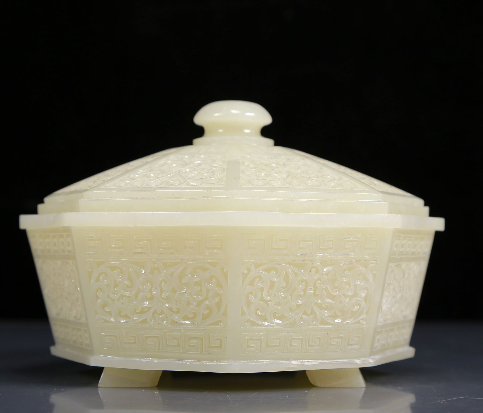 An Exquisite White Jade Flower Pattern Box with Base - 4