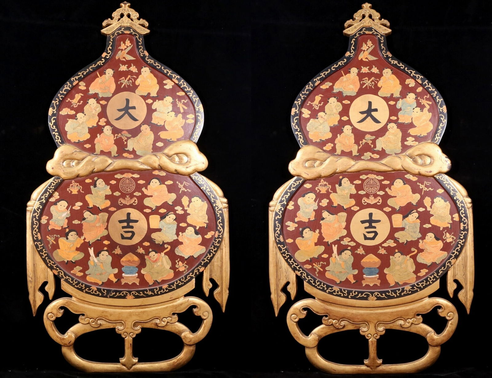 A pair of exquisite zitanwood painted figures with festive patterns and gourd hanging screens (1 of 12)