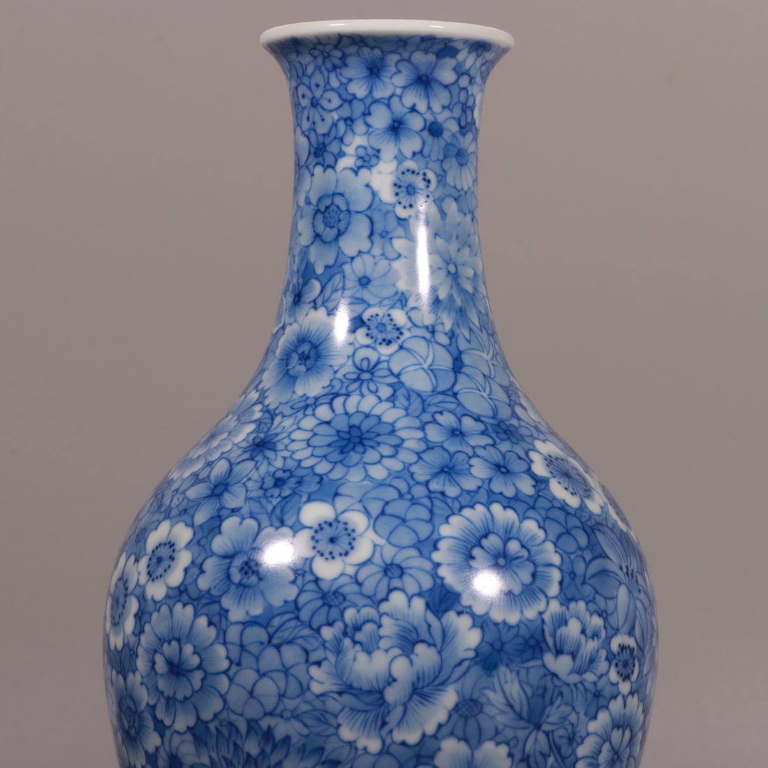 An Exquisite Blue and White Flower Pattern Vase - 2