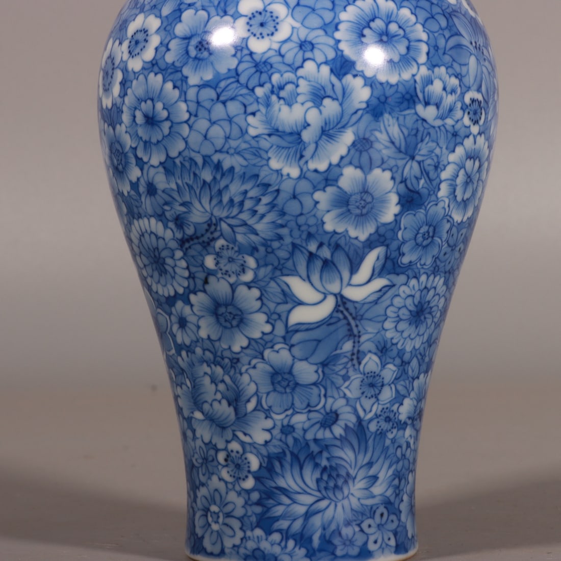 An Exquisite Blue and White Flower Pattern Vase - 3