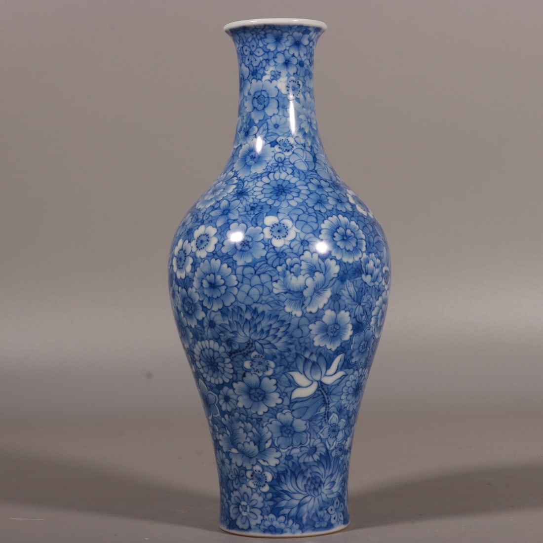 An Exquisite Blue and White Flower Pattern Vase - 4