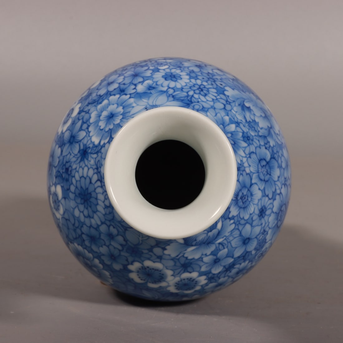 An Exquisite Blue and White Flower Pattern Vase - 5