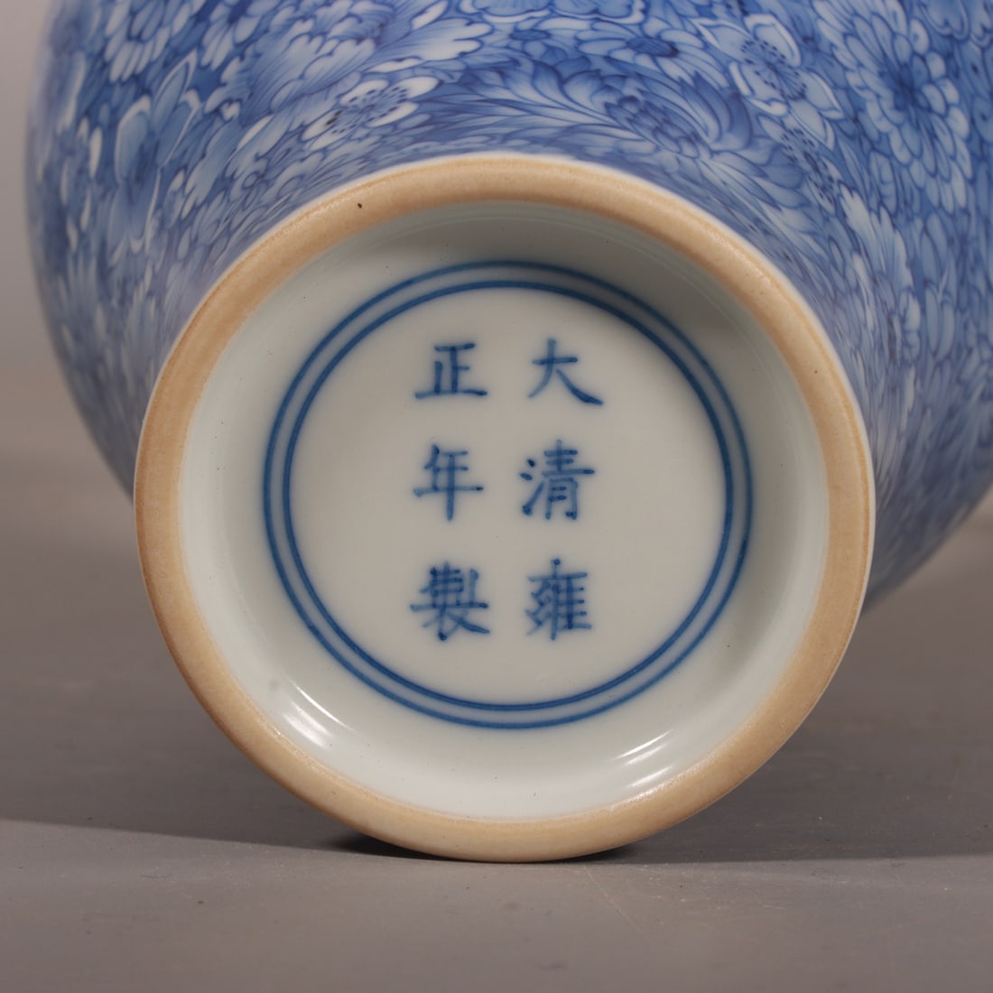 An Exquisite Blue and White Flower Pattern Vase - 6