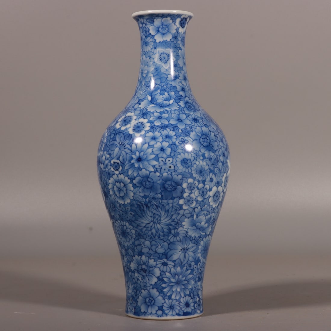 An Exquisite Blue and White Flower Pattern Vase - 7