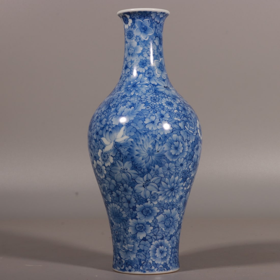 An Exquisite Blue and White Flower Pattern Vase - 8