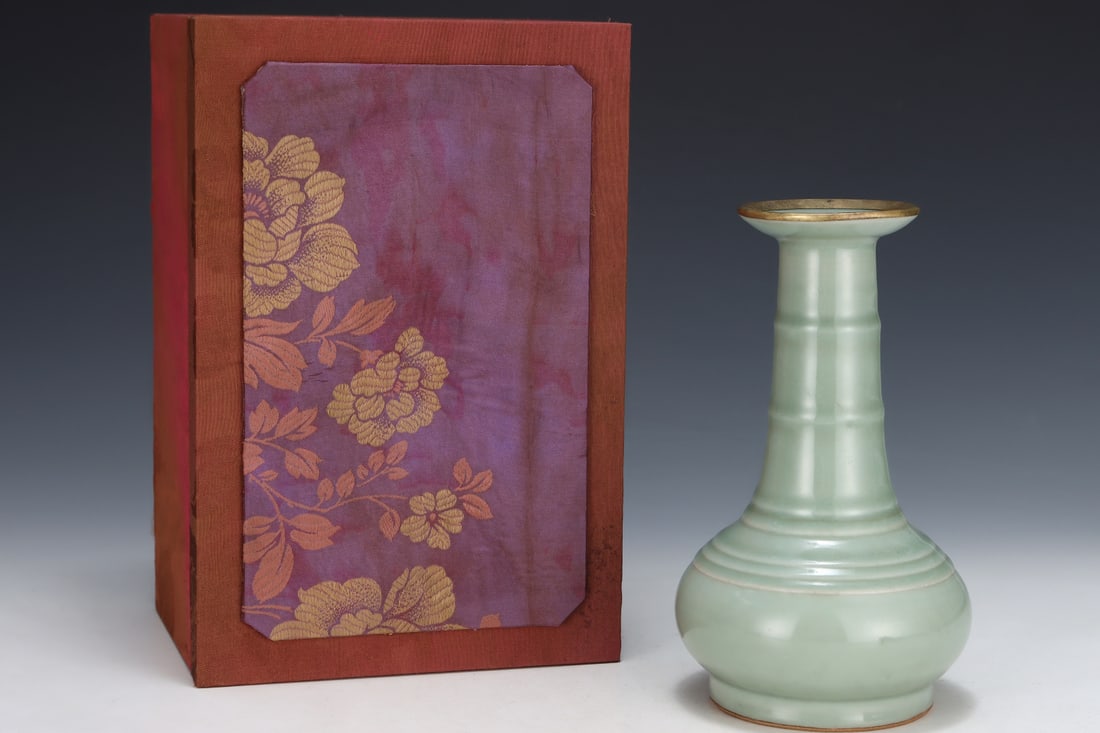 An Exquisite Longquan yao Celadon Glazed Cover with Gold Vase,with an Imperial Poem by Emperor: An Exquisite Longquan yao Celadon Glazed Cover with Gold Vase,with an Imperial Poem by Emperor Qianlong,Song Dynasty, China,Size:8.9inx5.3in 龙泉窑粉青釉金