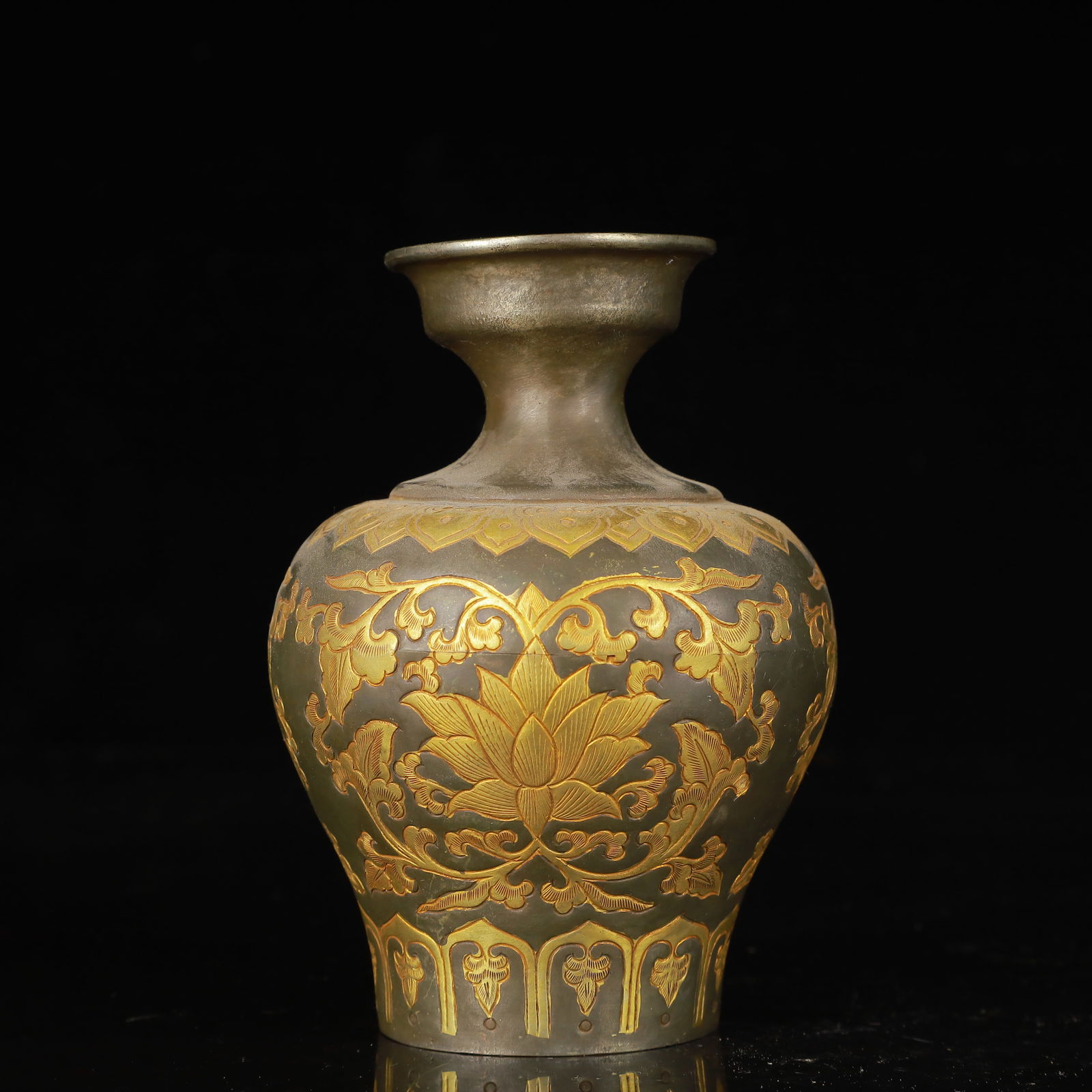 An Exquisite Gilt Silver Lotus Pattern Vase - 3