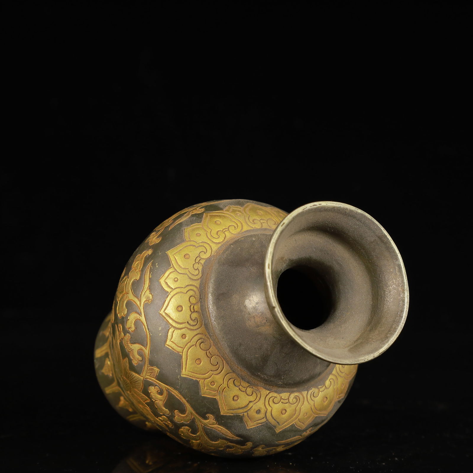 An Exquisite Gilt Silver Lotus Pattern Vase - 7