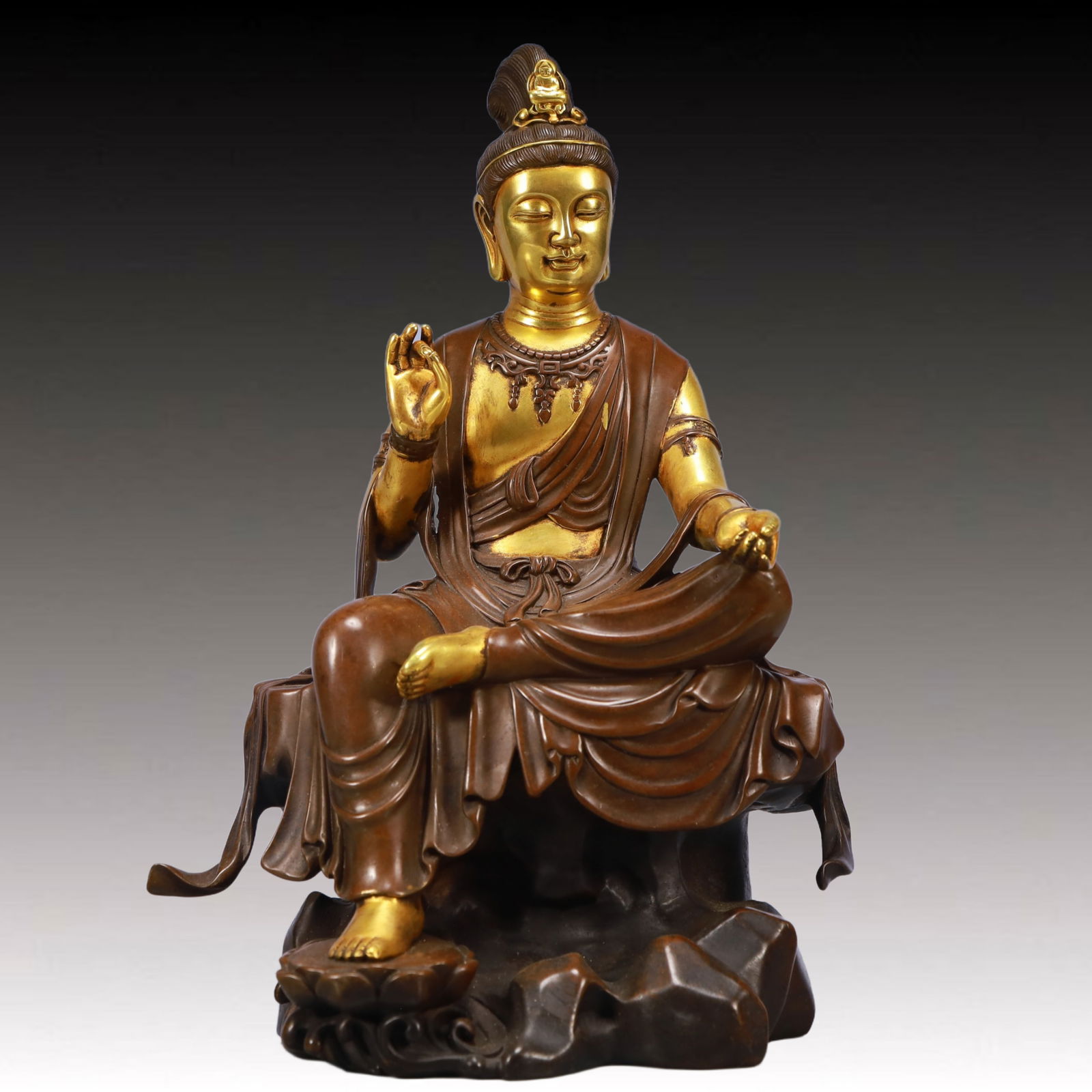A Solemn Gilt Bronze Statue of Avalokitesvara: A Solemn Gilt Bronze Statue of Avalokitesvara,Ming Dynasty, China,Yongle Six-character Mark,Size:6.7inx4.7inx9.8in,Weight:3900g 铜鎏金观音像,中国明