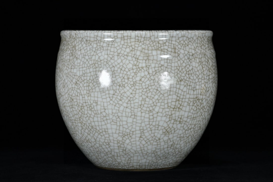 An Exquisite Ge yao Vat: An Exquisite Ge yao Vat,Song Dynasty, China,Size:8.7inx9.1in 哥窑缸,中国宋代