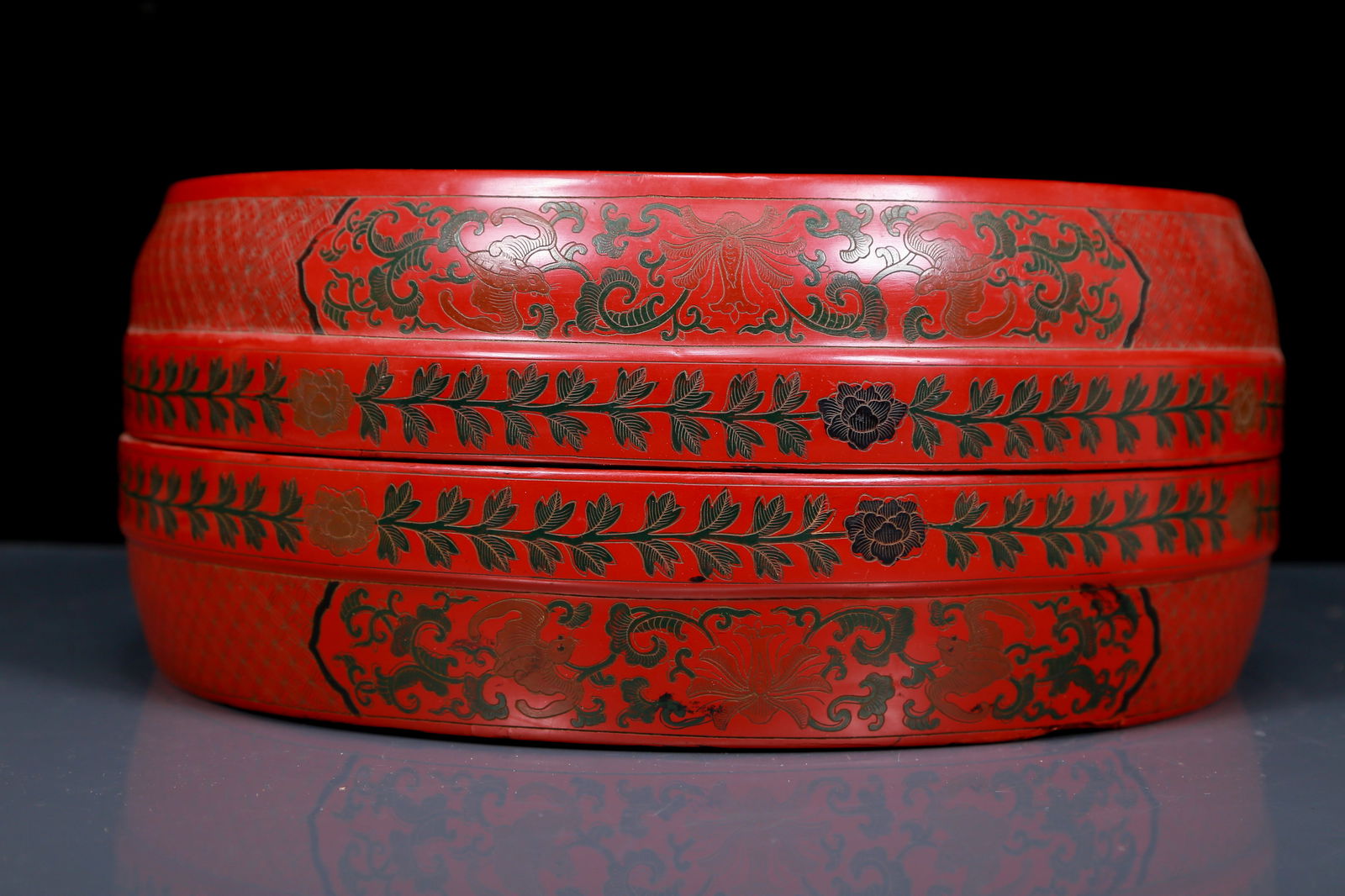 A Rare Carved Red Lacquer Dragon Pattern Box - 4