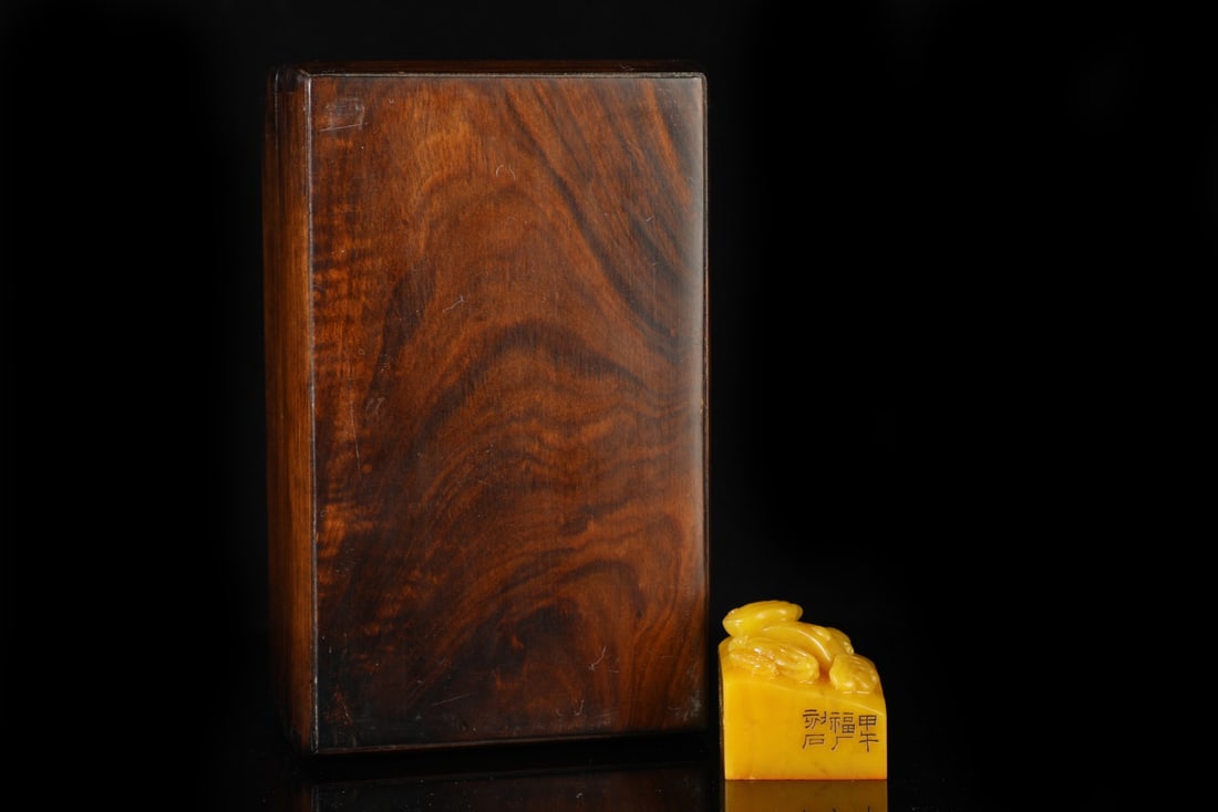 An Exquisite Tianhuang Stone Ruyi Pattern Seal: An Exquisite Tianhuang Stone Ruyi Pattern Seal,Qing Dynasty, China,Fuyi Mark,Size:1.8inx1.8in,Weight:195g 