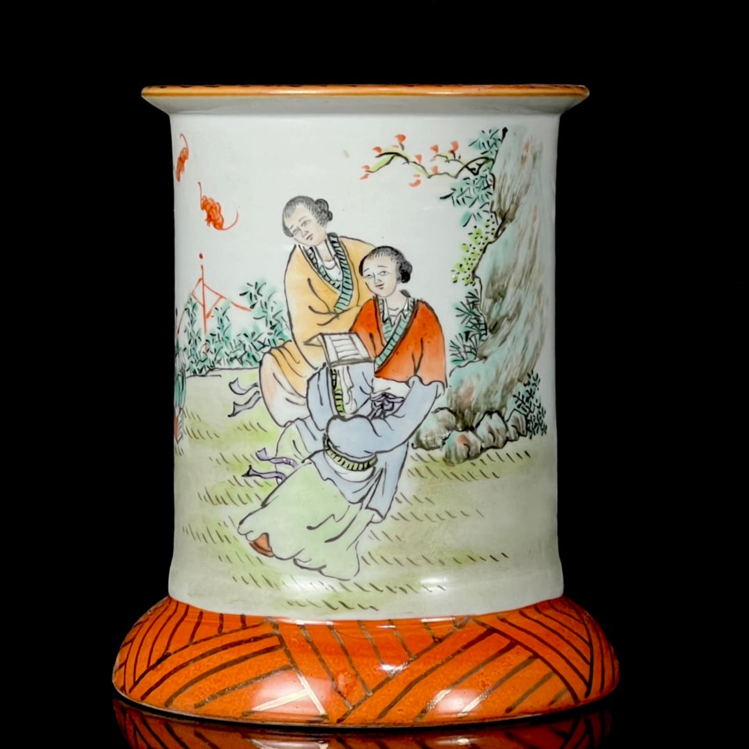 An Exquisite Famille-Rose Painted Gold Figure Pattern Brush Pot,With Poem: An Exquisite Famille-Rose Painted Gold Figure Pattern Brush Pot,With Poem,Qing Dynasty, China,With Mark,Size:5.9inx4.9in 