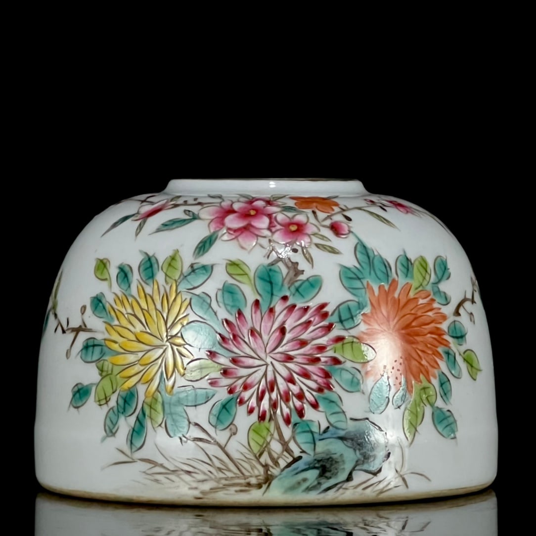 An Exquisite Famille-Rose Painted Gold Flower Pattern Water Pot (1 of 9)