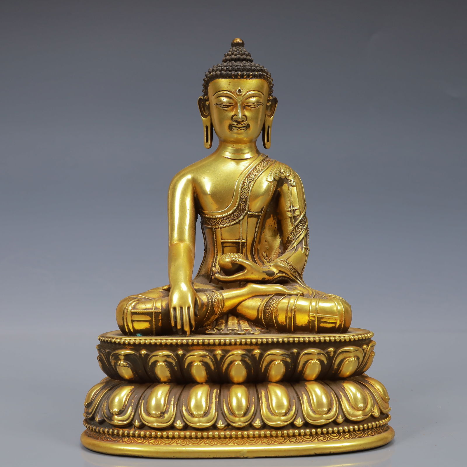 An Exquisite Gilt Bronze Statue of Sakyamuni: An Exquisite Gilt Bronze Statue of Sakyamuni,Ming Dynasty, China,Yongle Four-character Mark,Size:5.9inx3.9inx7.9in,Weight:2000g 铜鎏金释迦摩尼像,中