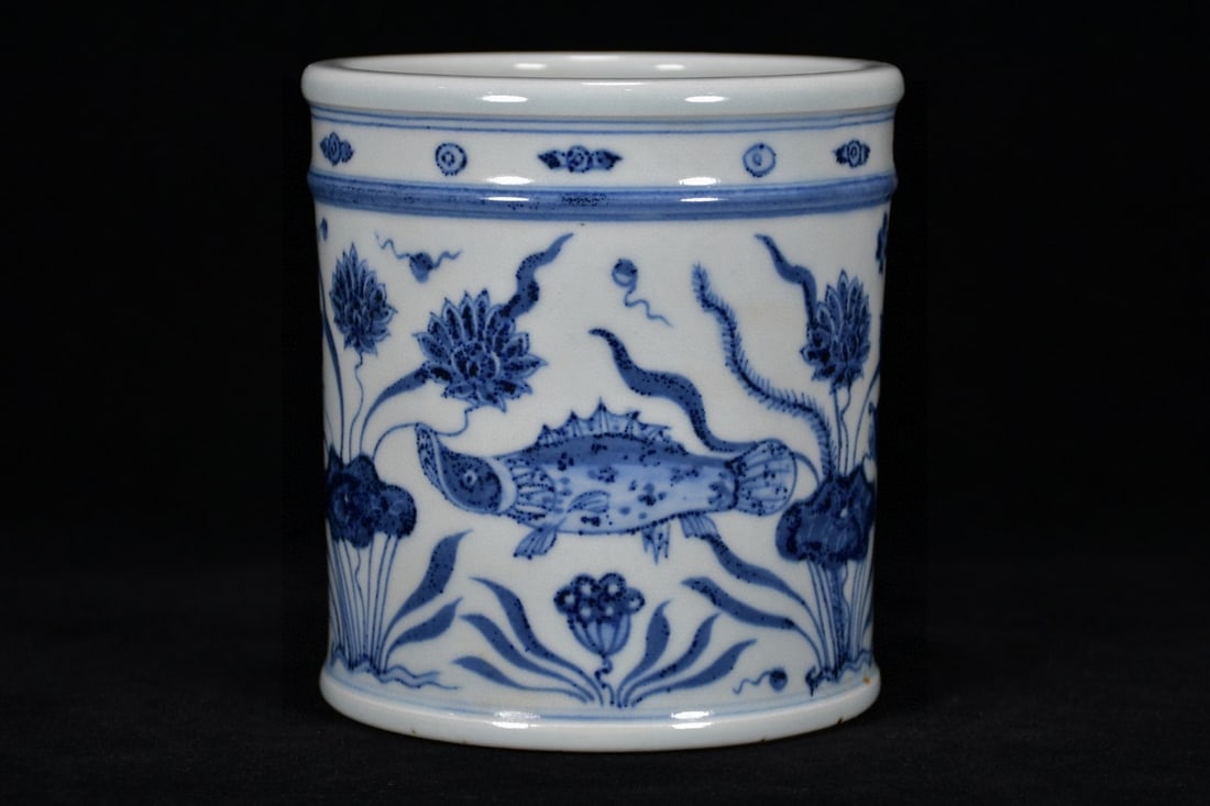An Exquisite Blue and White Hornwort Pattern Brush Pot (1 of 9)